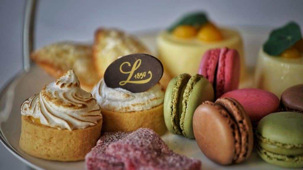 Kaker og makroner i mange fine farger