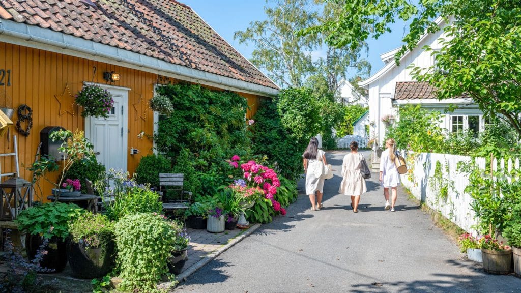 Tre jenter som går i Badehusgata i Drøbak