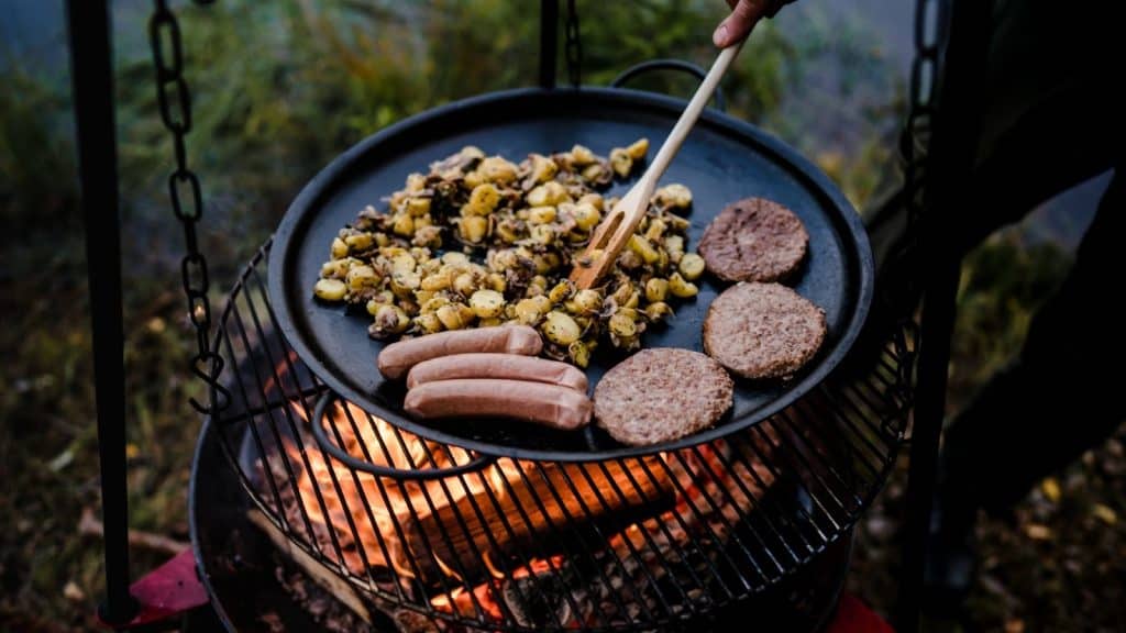 Mat på bål i skogen