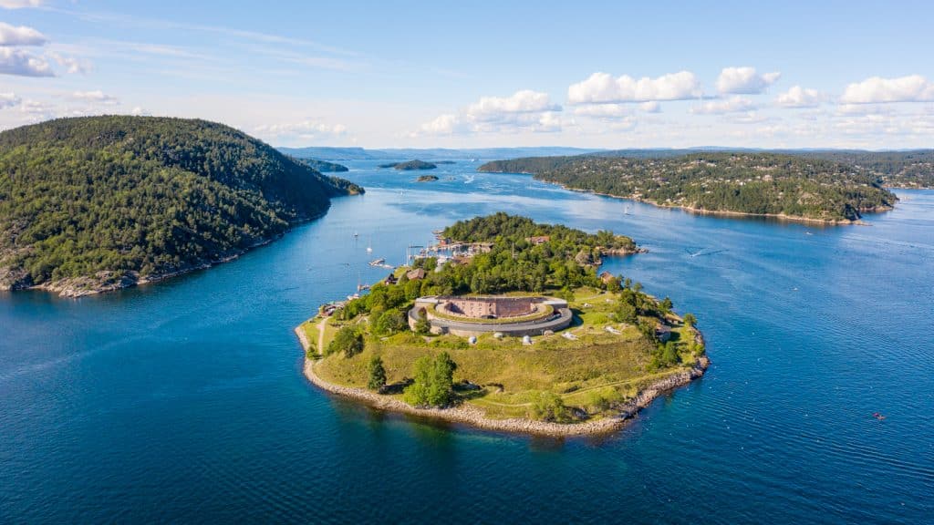 Oscarsborg festning fra oven tatt av en drone en sommerdag