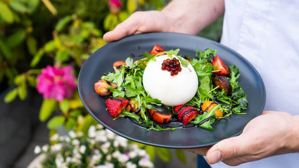 Bilde av en salat med burrata og tomat
