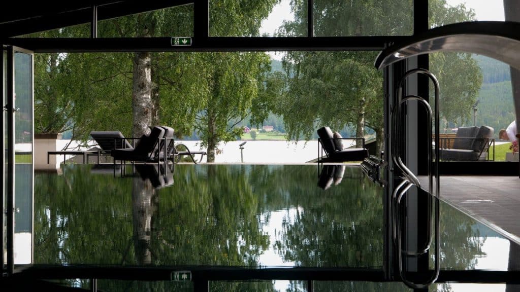 Basseng med utsikt mot en sjø