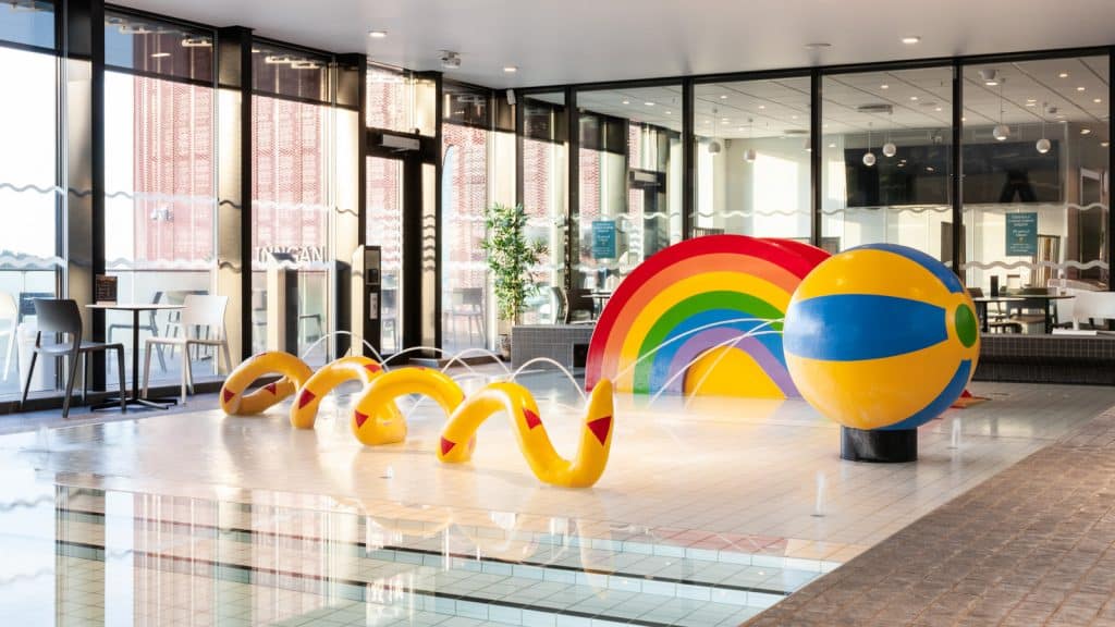 Barnebassenget i et badeland med regnbuesklie og leker