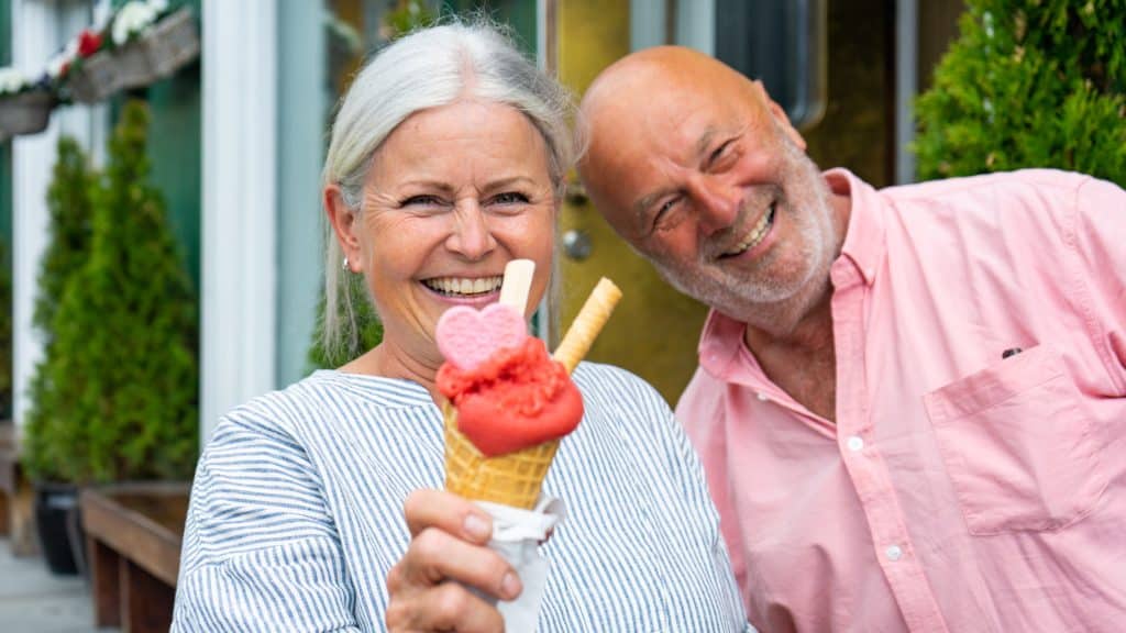 dame og mann som spiser is