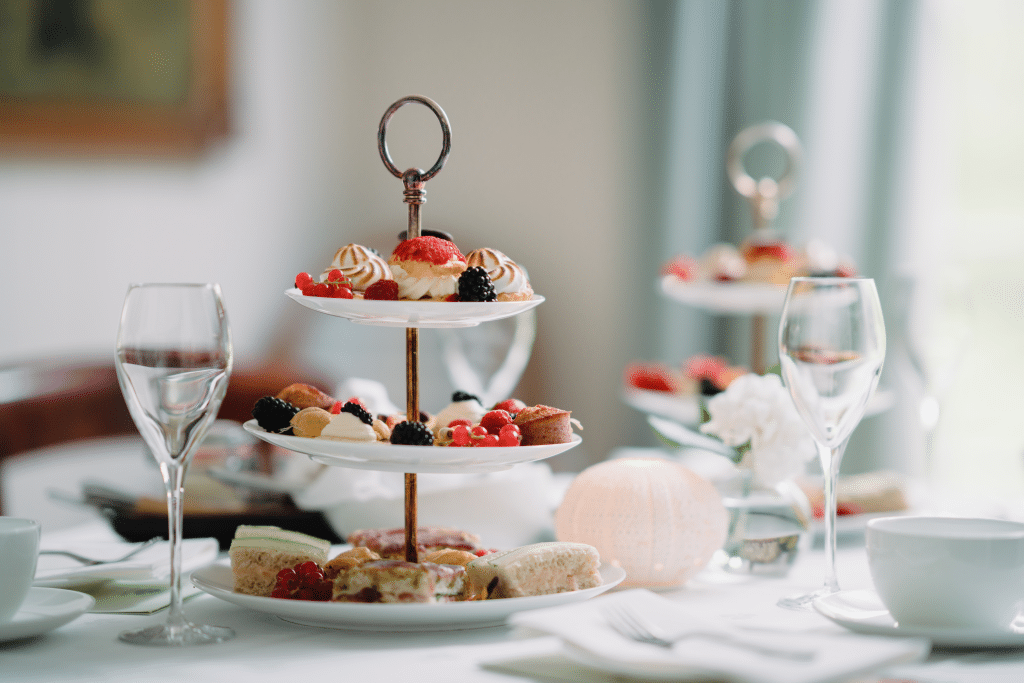 etasjefat med mat og glass