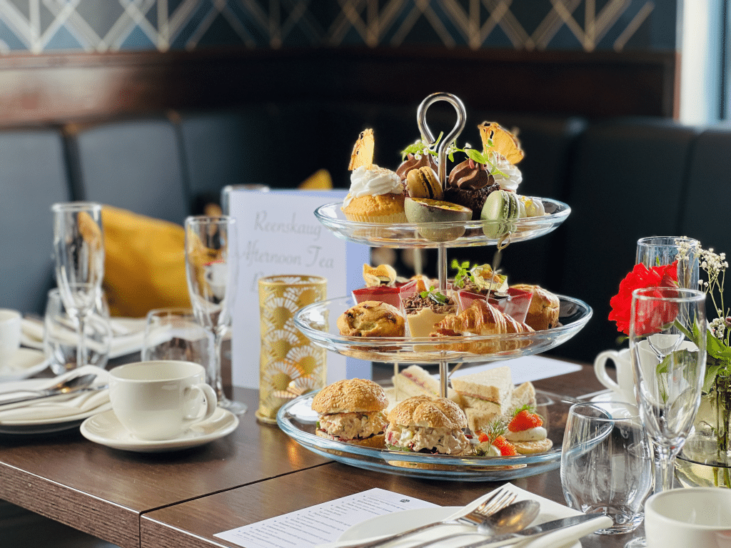 etasjefat med mat på på et bord