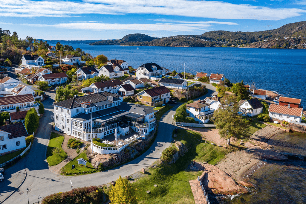 dronebilde av et hotell ved oslofjorden 