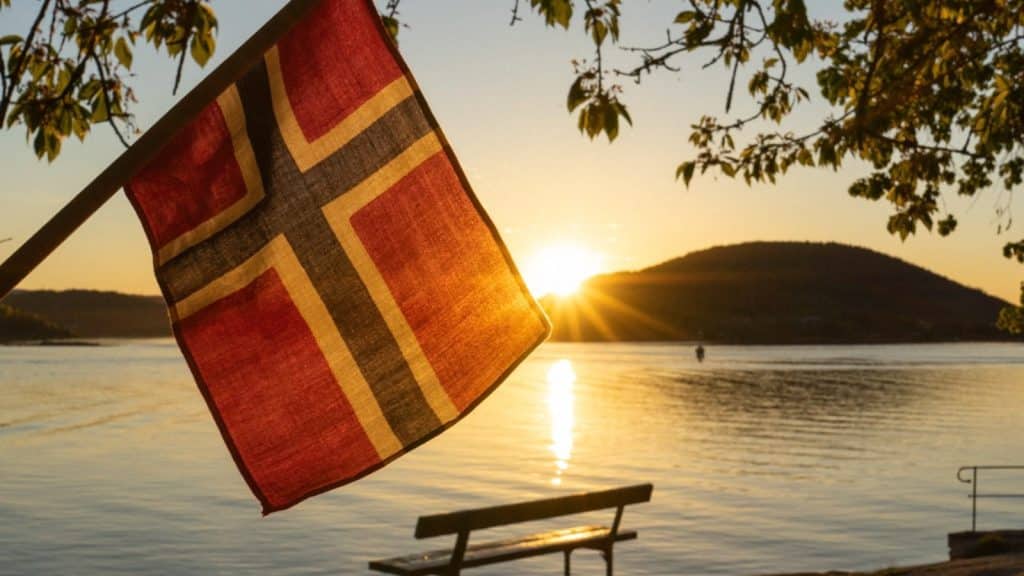 Flagg og fjord i solnedgang