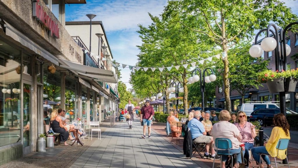 En koselig gate med folk som sitter på uteservering i Asker sentrum