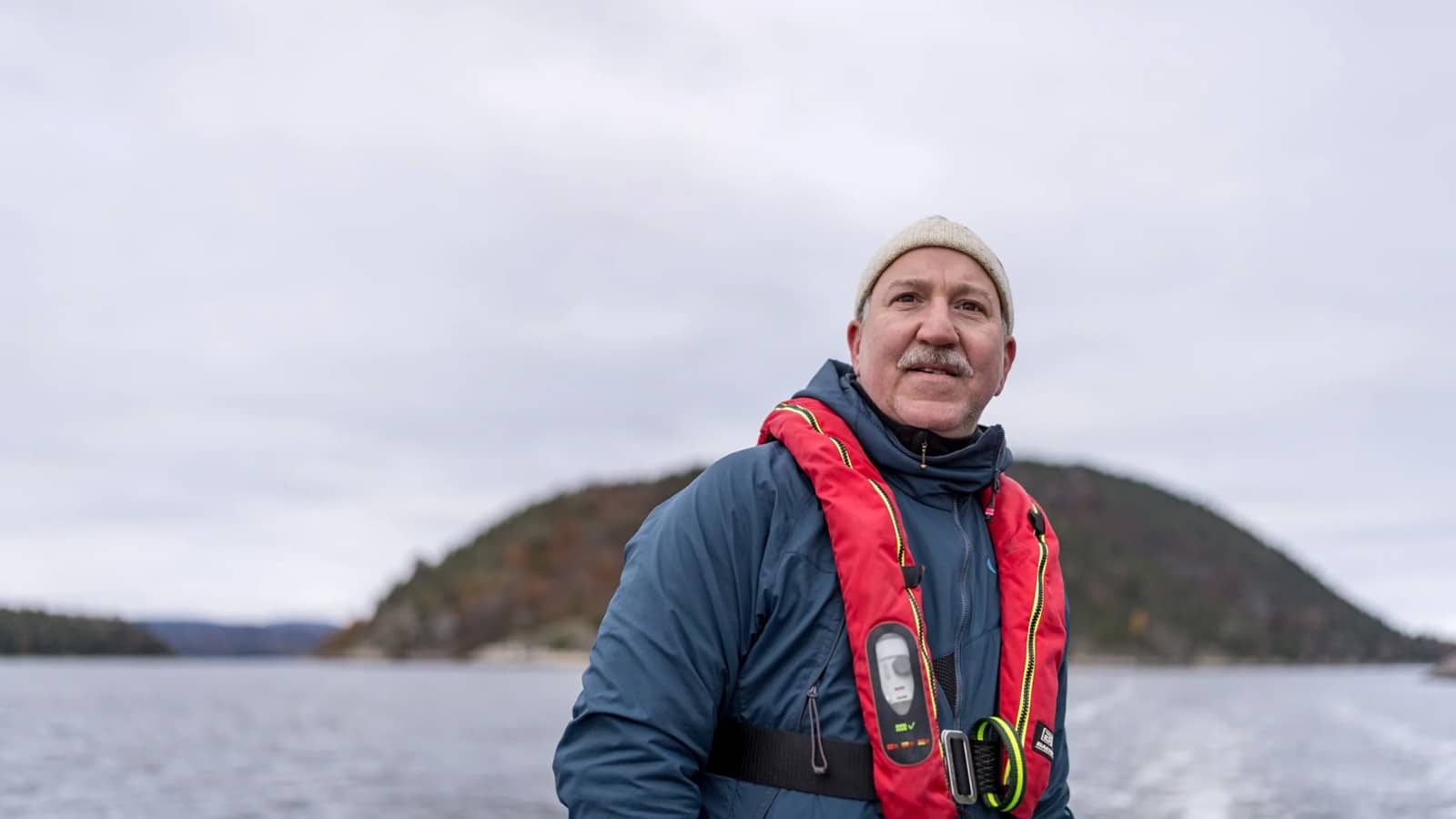 Bilde av en mann på fjorden med lue og redningsvest