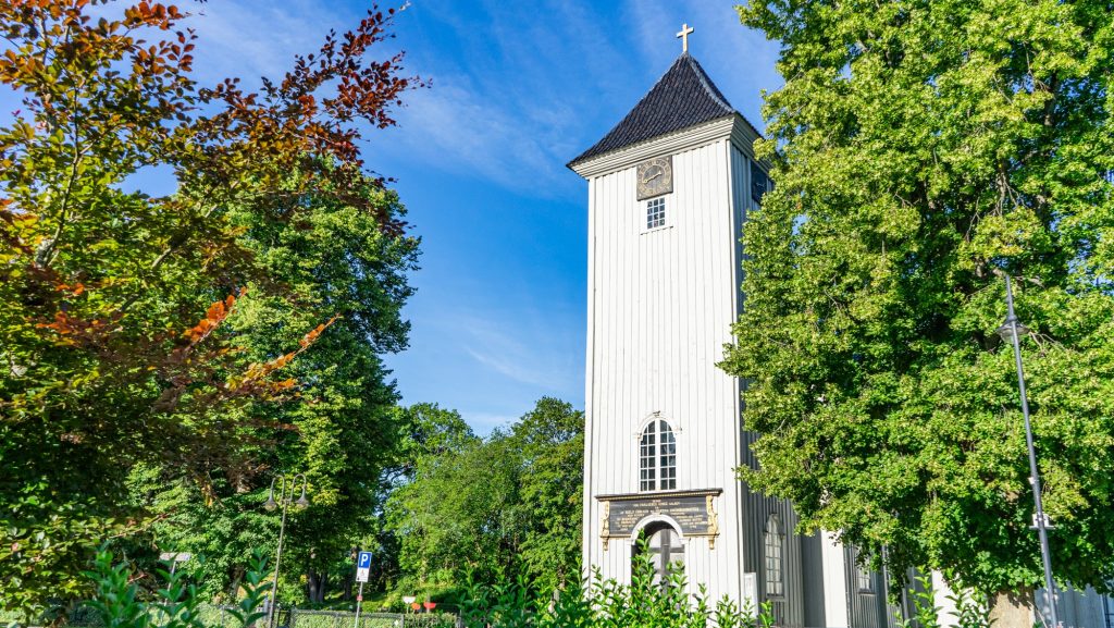Kirke med trær rundt