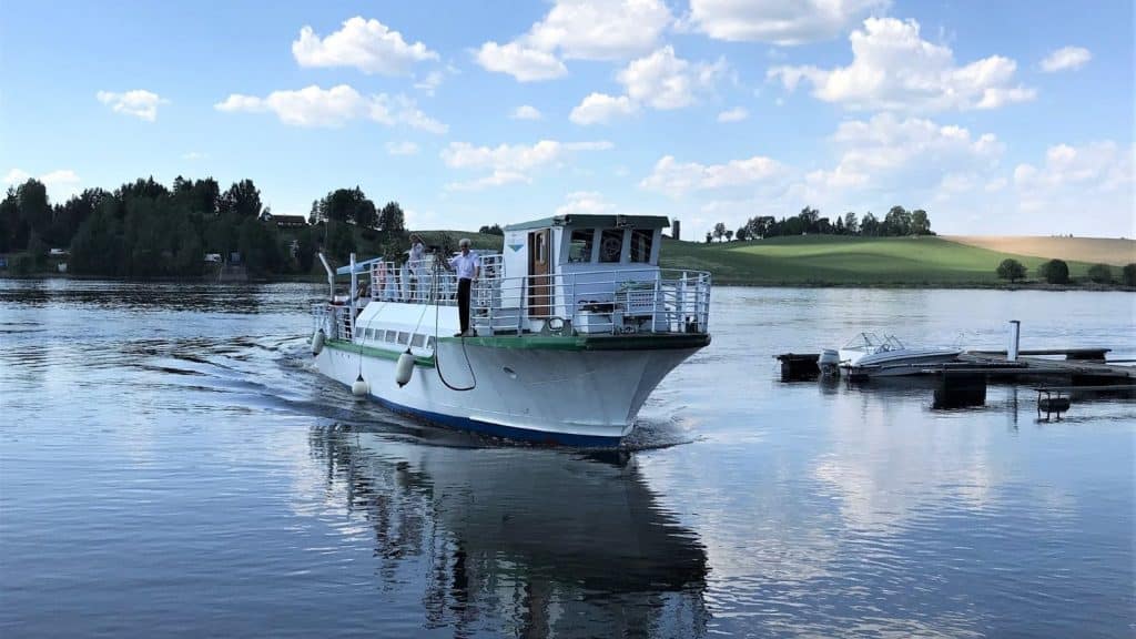 liten båt som legger til ved en brygge