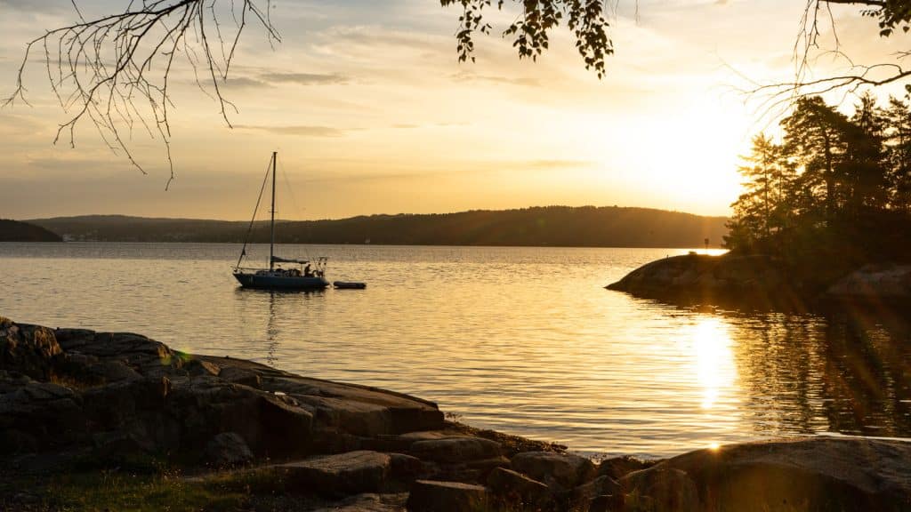 Seilbåt i soloppgang uten seil