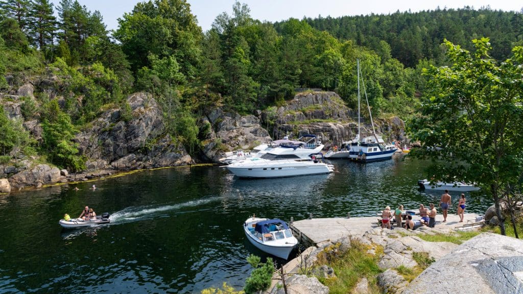 båter og turister i en bukt om sommeren
