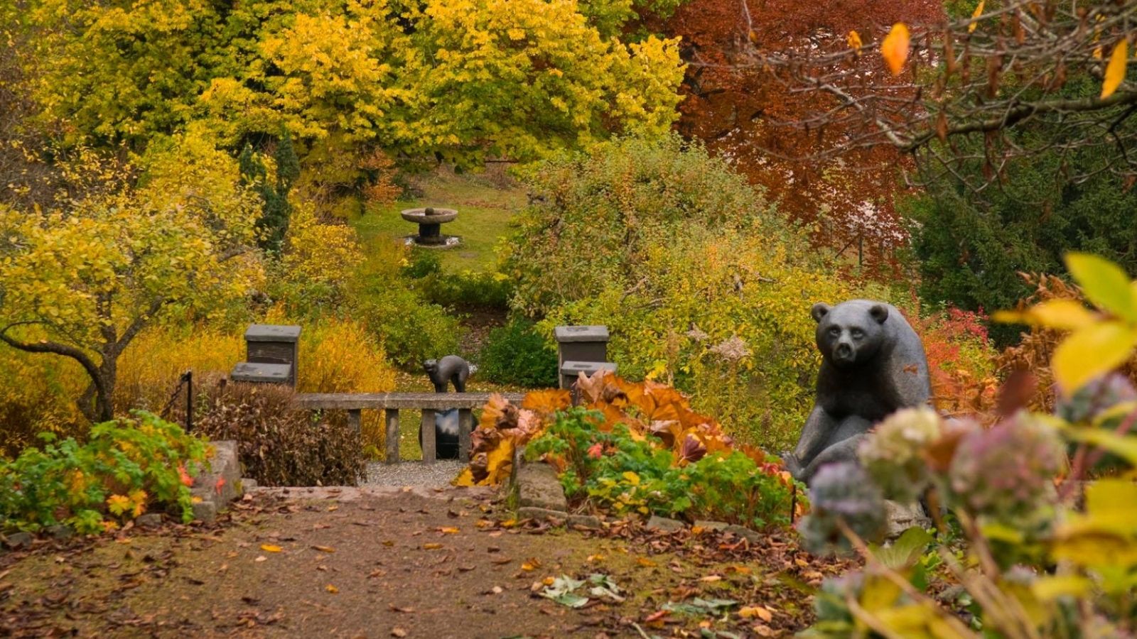 Høst i hagen på Asker museum. Skulptur av en bjørn og en katt