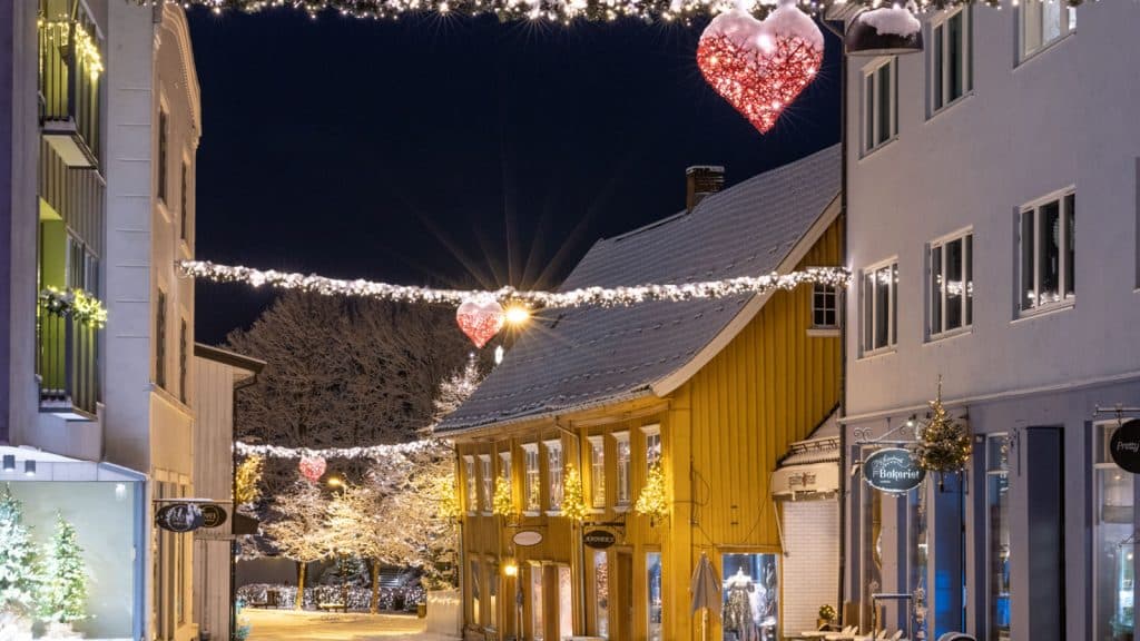Julepyntet gate om kvelden