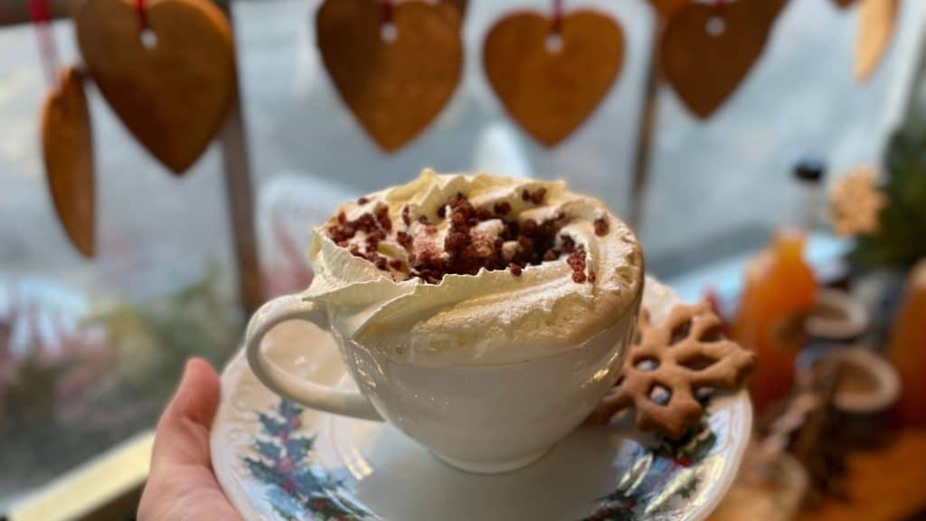 kopp med sjokolade og krem med pepperkake