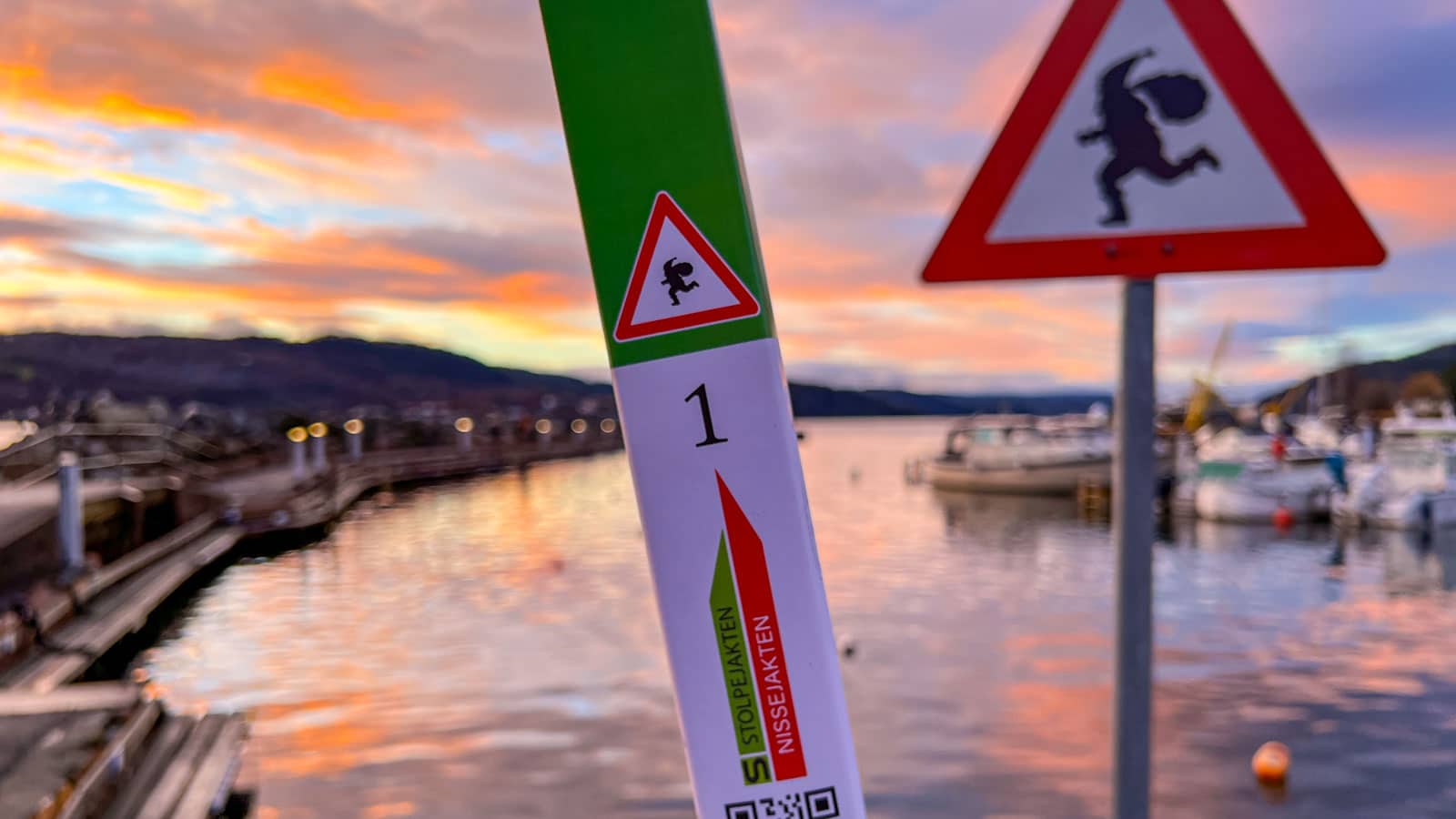 Bilde av en nissestolpe foran nisseskiltet