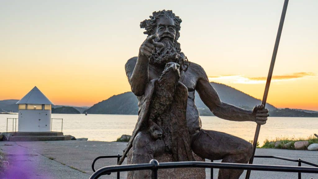Bronsestatue av Neptun i solnedgang