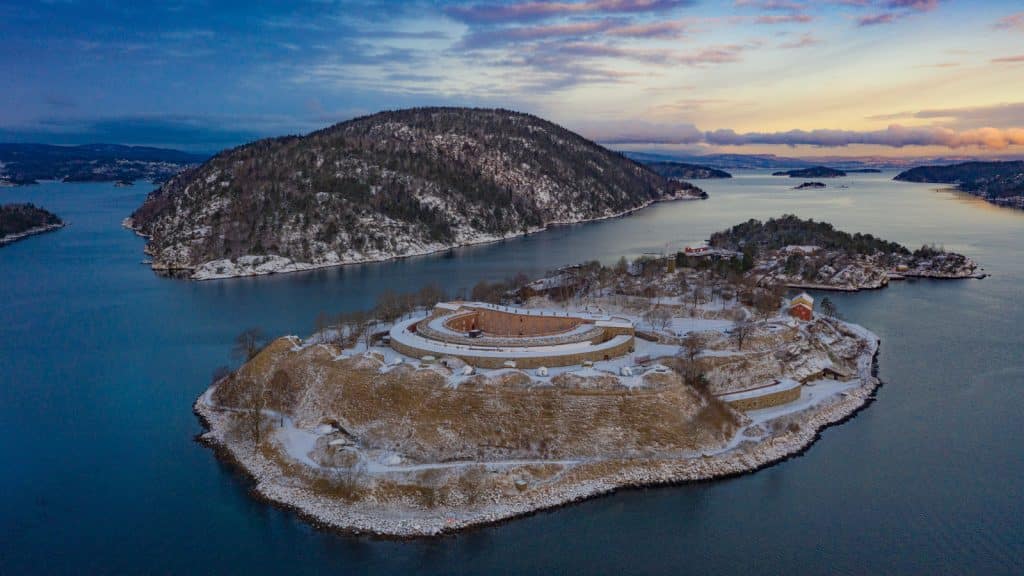 Oscarsborg festning i vinterdrakt dronebilde
