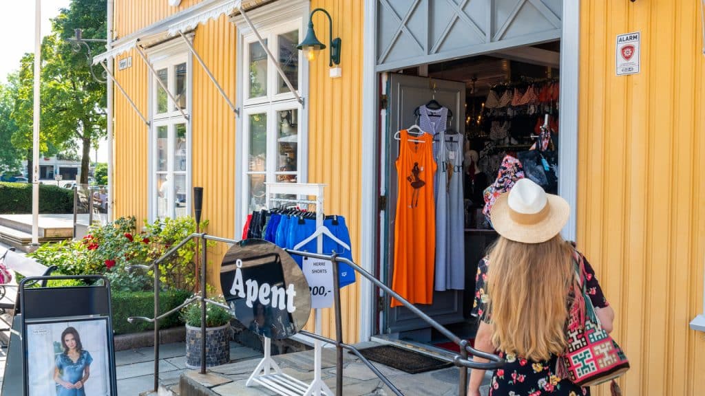 Dame med hatt som shopper