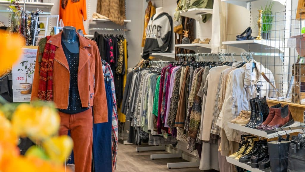 Gjenbruksbutikk og bilder av klær