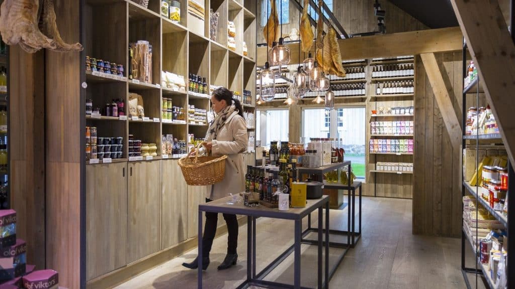 Dame handler i lokal matbutikk med delikatesser