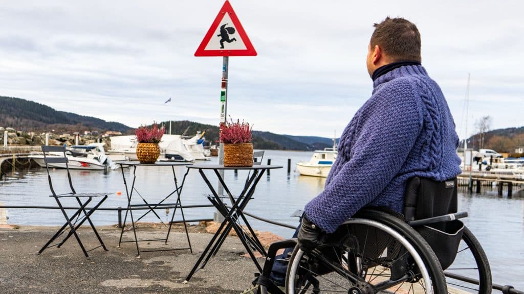Rullestolbruker ved nisseskiltet i Drøbak