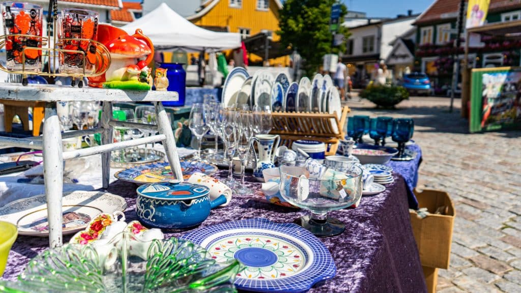 Keramikk og antikviteter på et torg