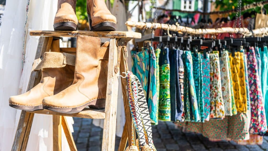 Cowboystøvler og fargerike skjørt til salgs på en torgbod