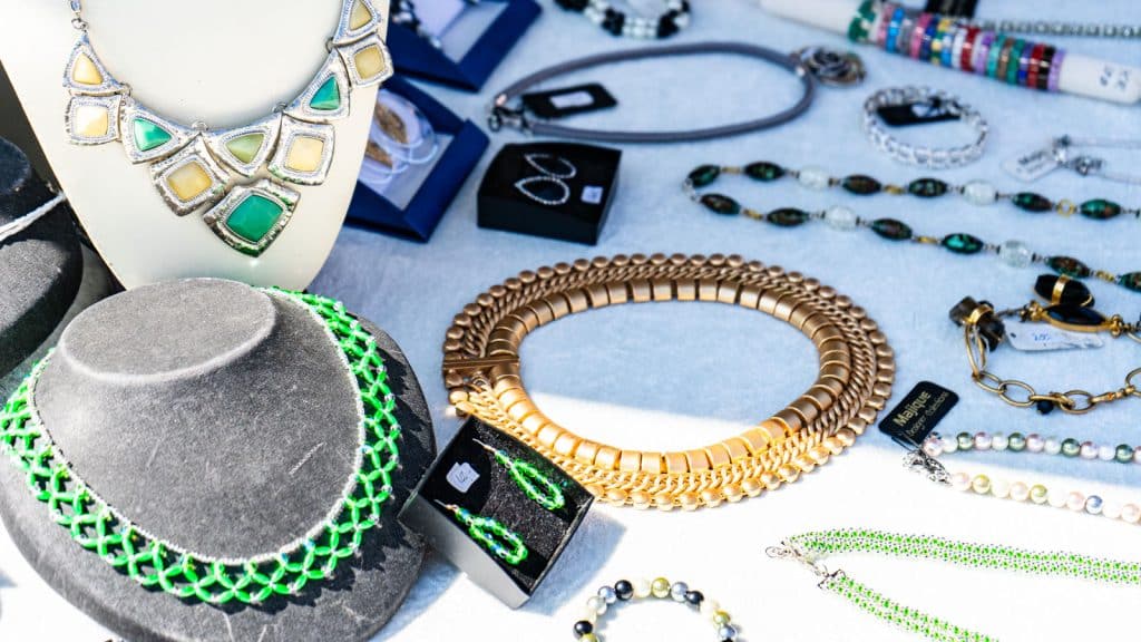 Smykker til salgs på en bod