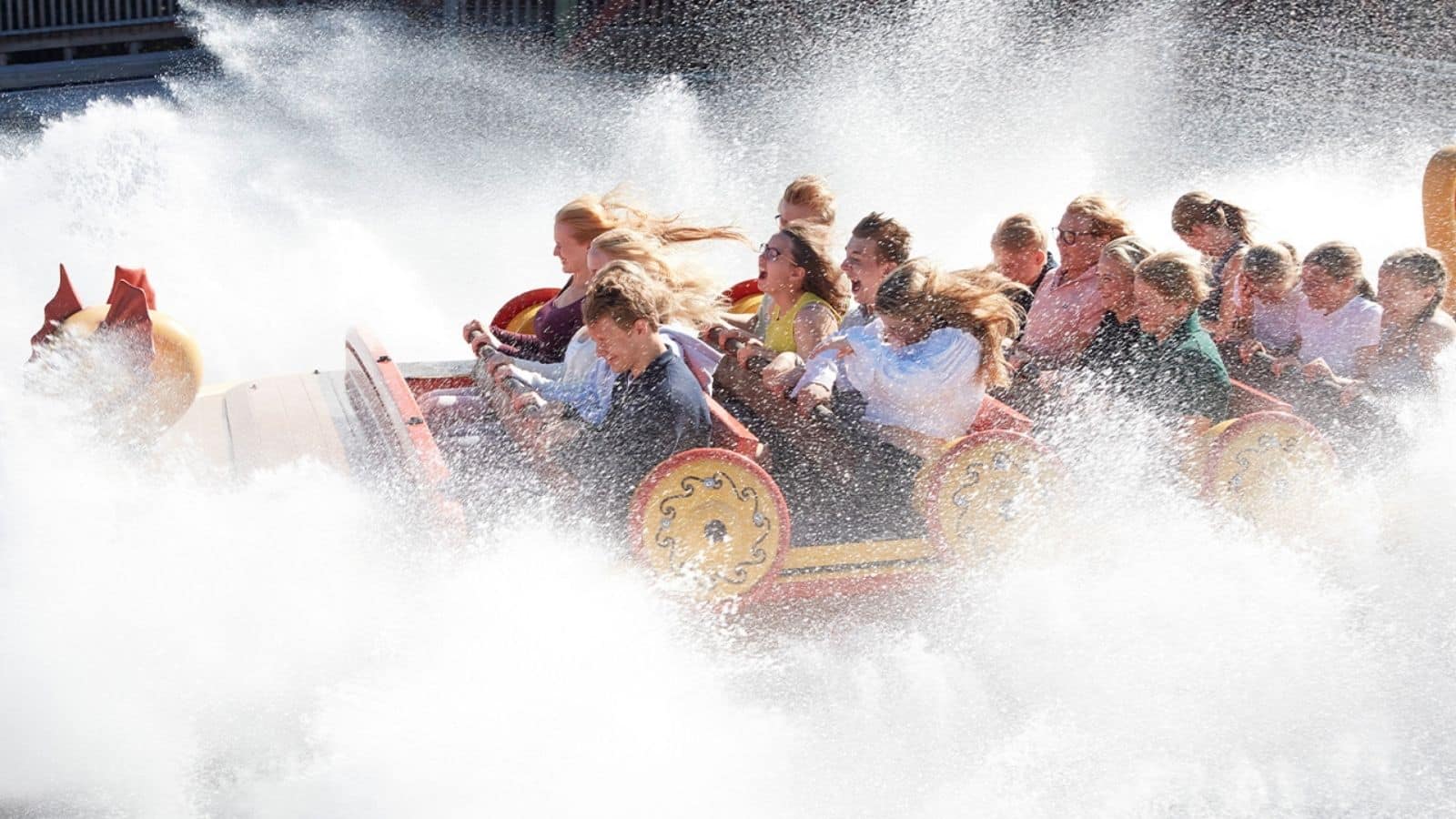 Berg og dalbane på tusen med en båt som kommer i full fart inn i et vann