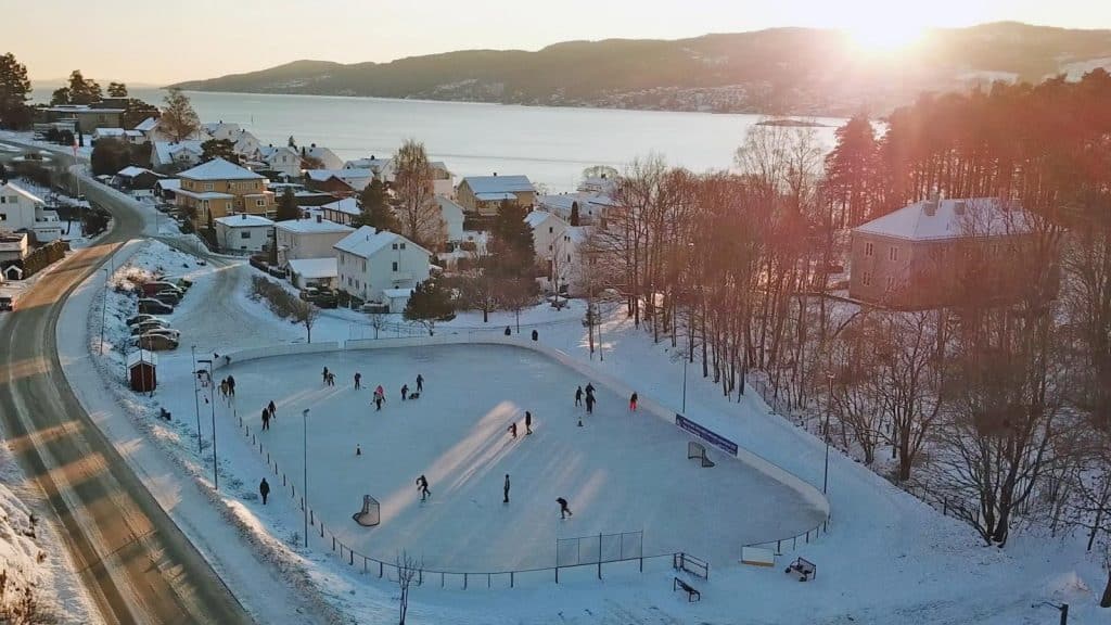 Dronebilde av skøytebane i solnedgang