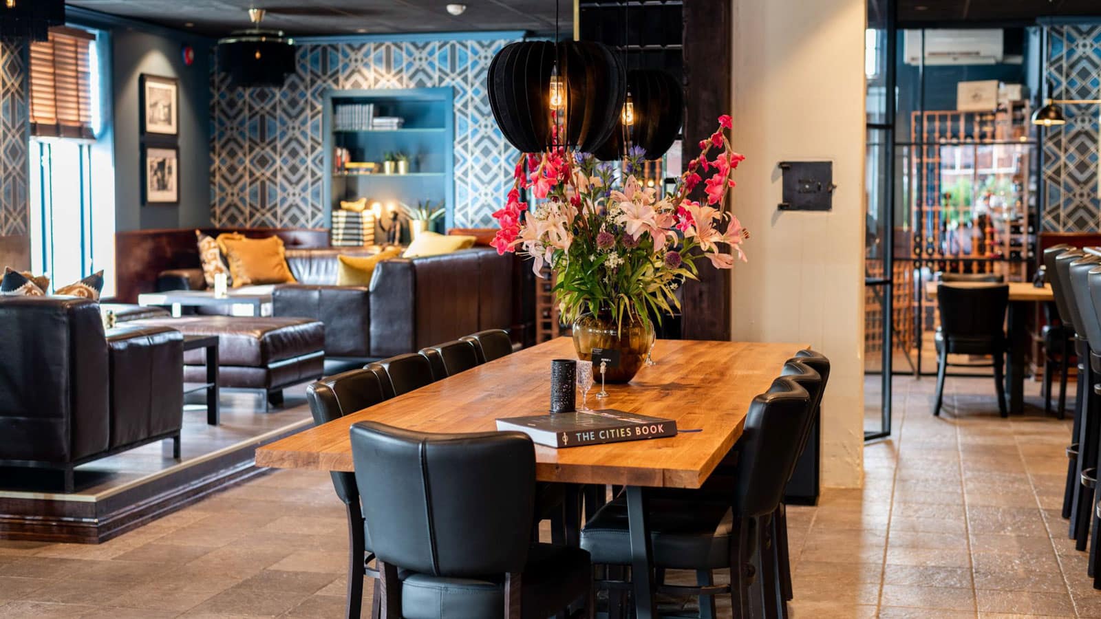 Spisebord og blomster på et hotell