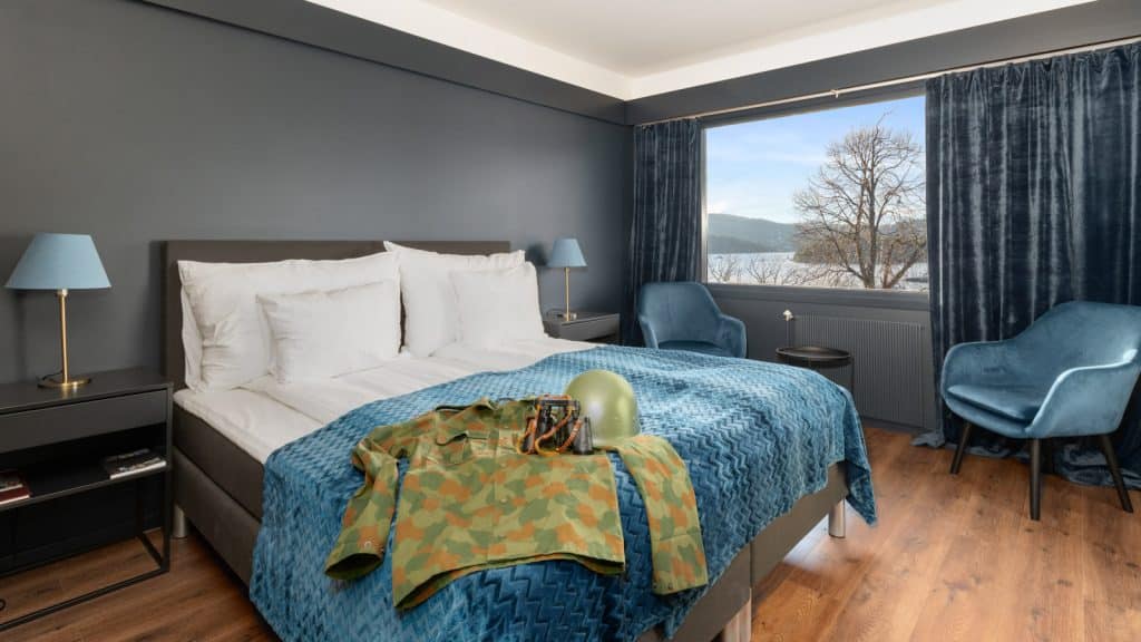 Hotellrom med militærjakke liggende på sengen
